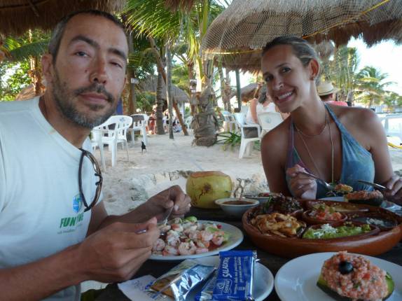 Com a Val, almoçando em Akumal, entre Tulum e Playa del Carmen, no Yucatán, no sul do México
